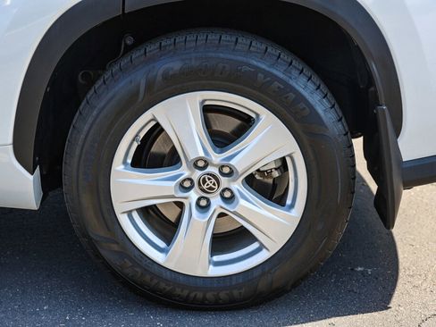 Used 2023 Toyota Highlander LE AWD/4WD image 28