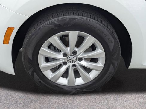 Used 2018 Volkswagen Beetle 2.0T S image 34