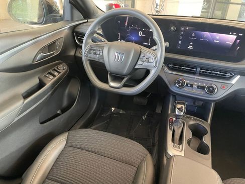 Used 2025 Buick Envista Preferred image 34