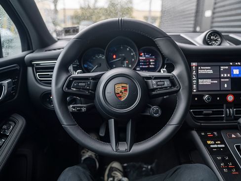 Certified 2026 Porsche Macan AWD/4WD image 6