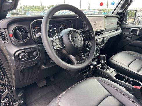 Used 2026 Jeep Wrangler Unlimited Rubicon AWD/4WD image 17