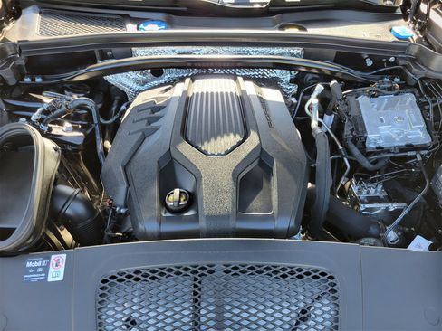 Certified 2025 Porsche Macan image 34