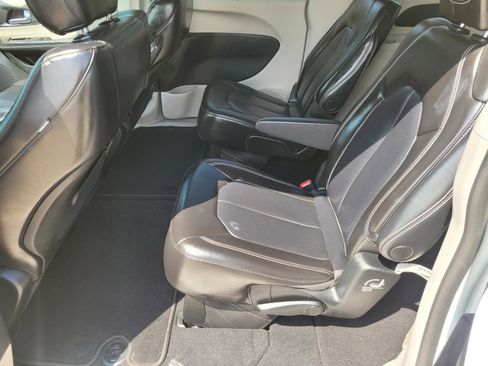 Used 2023 Chrysler Pacifica Touring-L FWD image 14