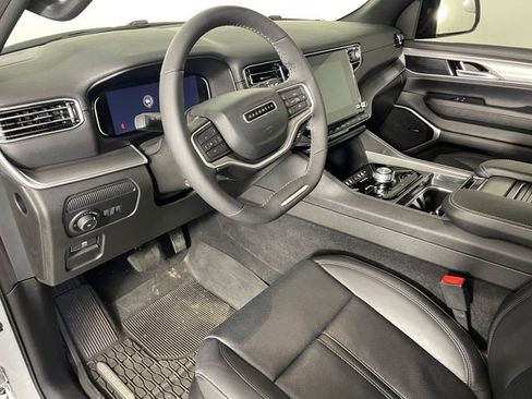 Used 2025 Jeep Wagoneer L Series II w/ Premium Group I AWD/4WD image 3
