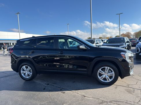 Used 2024 GMC Terrain SLE image 4