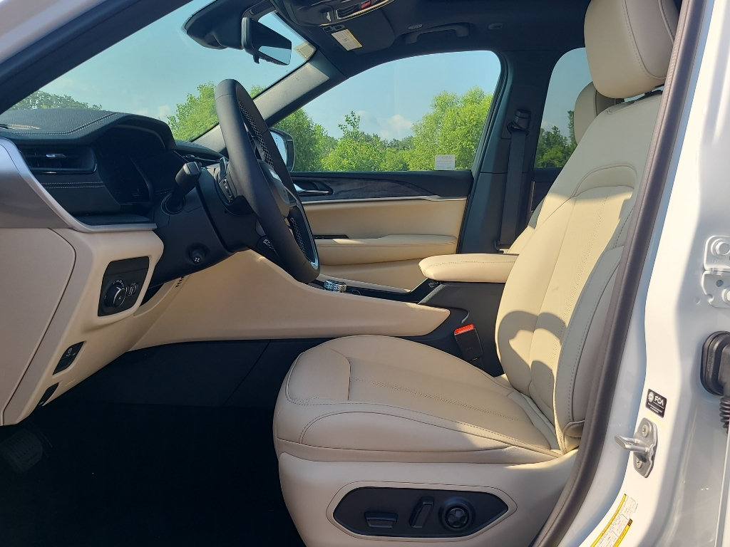 New 2026 Jeep Grand Cherokee Limited w/ Luxury Tech Group II AWD/4WD image 13