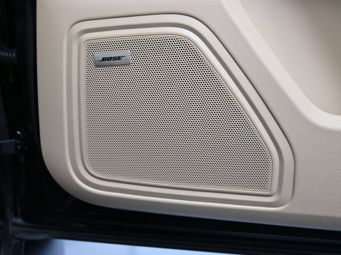 Certified 2025 Porsche Macan AWD/4WD image 30