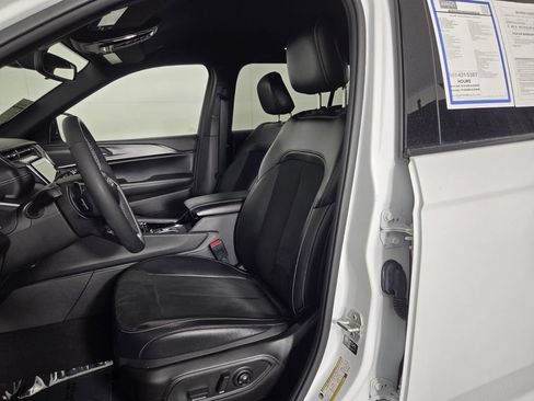 Used 2023 Jeep Grand Cherokee L Laredo RWD image 11