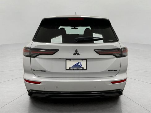 New 2026 Mitsubishi Outlander LE AWD/4WD image 4