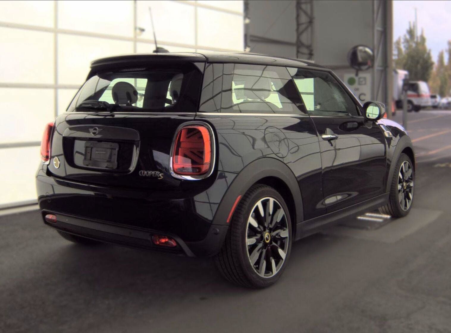 Used 2021 MINI Cooper SE w/ 8.8" Touchscreen Nav Package FWD image 8