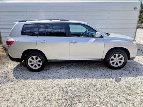 Used 2012 Toyota Highlander SE w/ Tech Pkg image 2