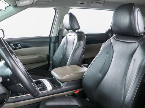 Used 2025 Kia Carnival FWD image 24