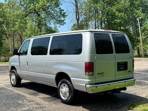Used 2010 Ford E-350 and Econoline 350 XL RWD image 5