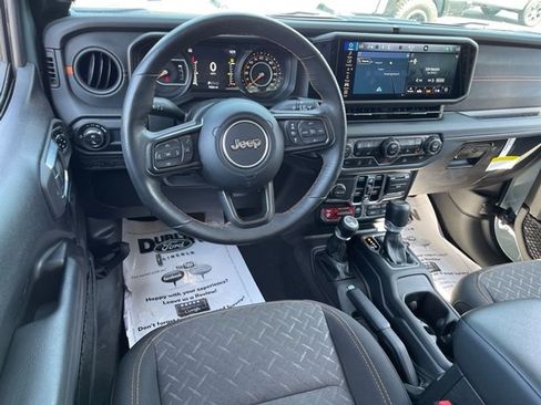 Used 2024 Jeep Gladiator Mojave w/ Technology Group image 9