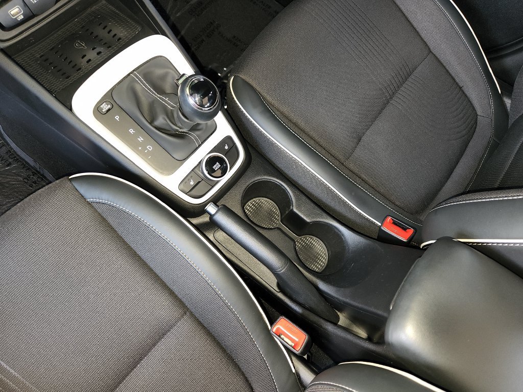 Used 2024 Hyundai Venue Limited FWD image 23
