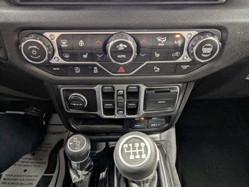 Used 2025 Jeep Wrangler Unlimited Sport AWD/4WD image 17