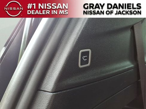 Used 2022 Chrysler Pacifica Touring FWD image 9