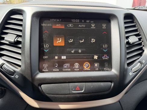 Used 2017 Jeep Cherokee Limited FWD image 17