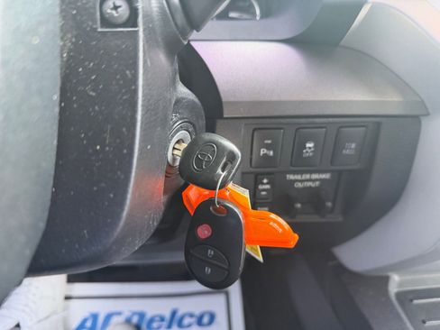 Used 2016 Toyota Tundra SR5 w/ SR5 Upgrade Package image 16