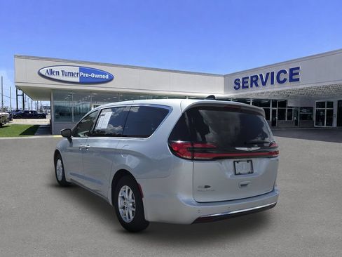 Used 2023 Chrysler Pacifica Touring-L FWD image 6