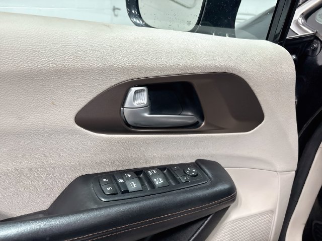 Used 2017 Chrysler Pacifica Touring-L FWD image 17