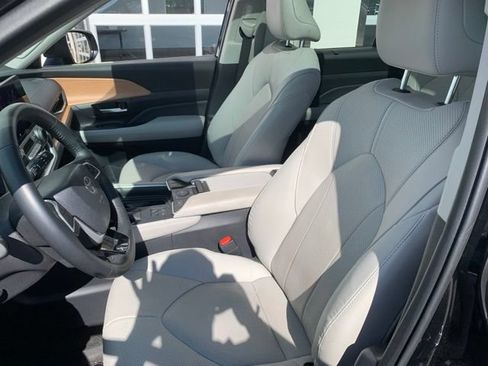 Used 2025 Toyota Grand Highlander AWD Hybrid image 12