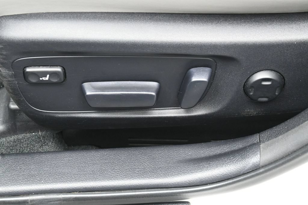 Used 2013 Toyota Avalon Limited FWD image 3