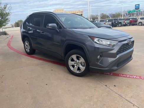 Used 2020 Toyota RAV4 XLE w/ Convenience Package image 4