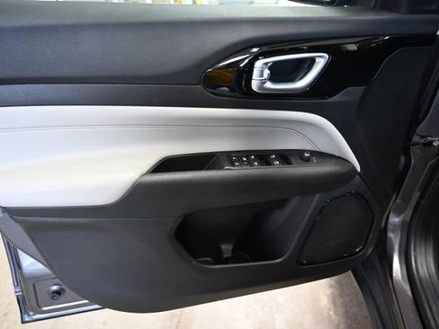 Used 2023 Jeep Compass Limited image 28