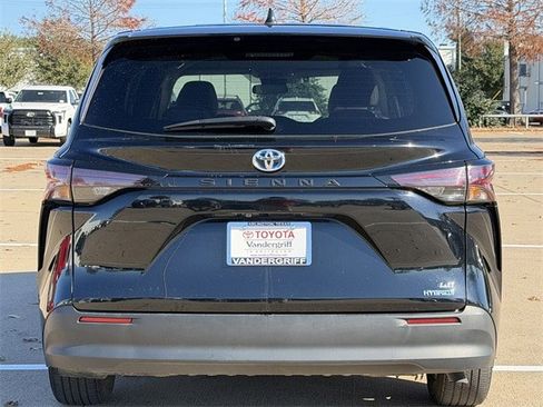 Certified 2024 Toyota Sienna LE image 5