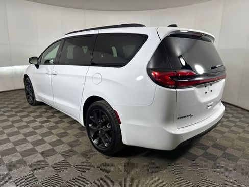 Used 2023 Chrysler Pacifica Touring-L w/ S Appearance Package image 5