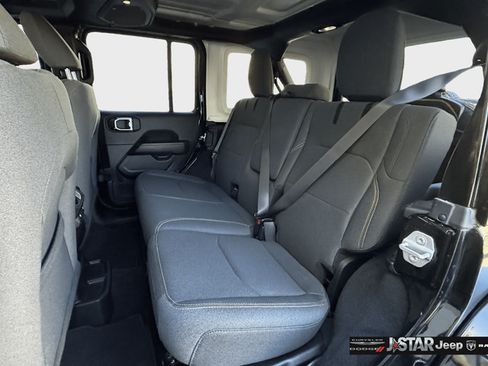 Used 2025 Jeep Wrangler Unlimited Sahara AWD/4WD image 21