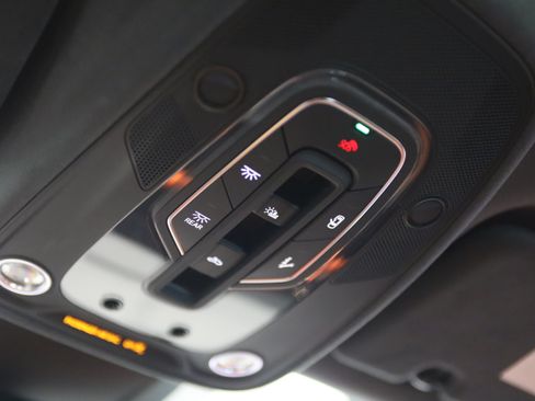 Used 2025 Lamborghini Urus SE AWD/4WD image 31
