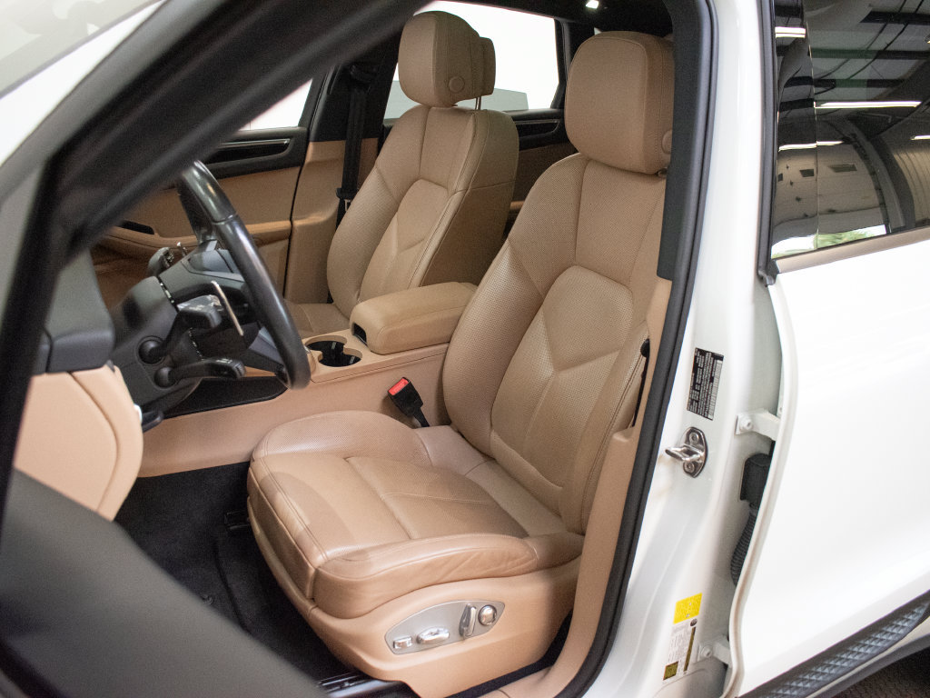 Certified 2023 Porsche Macan AWD/4WD image 5