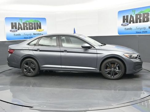 Used 2024 Volkswagen Jetta SE FWD image 7