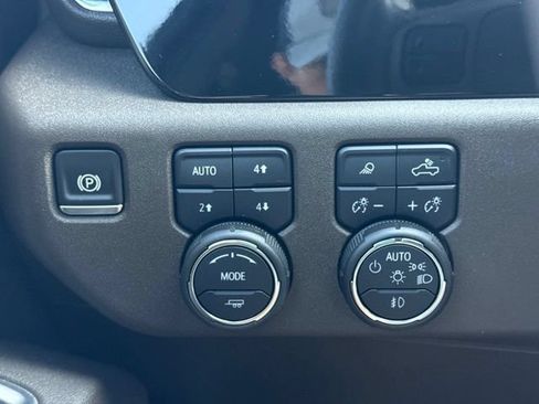 Used 2025 Chevrolet Silverado 2500 LTZ w/ LTZ Convenience Package AWD/4WD image 19