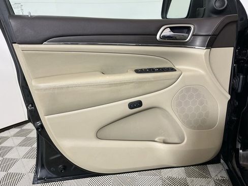 Used 2017 Jeep Grand Cherokee Overland w/ Jeep Active Safety Group image 10