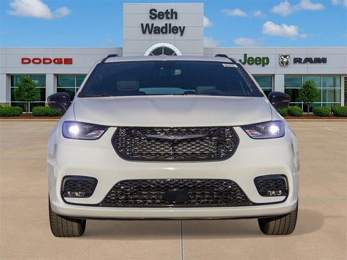 New 2026 Chrysler Pacifica Select w/ S Appearance Package image 2