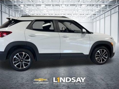 Used 2025 Chevrolet TrailBlazer LT FWD image 2