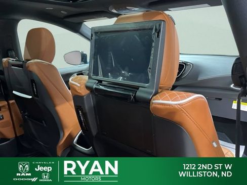 New 2026 Chrysler Pacifica Pinnacle AWD/4WD image 39
