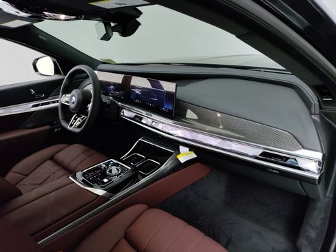 Used 2025 BMW i7 xDrive60 w/ Premium Package image 22