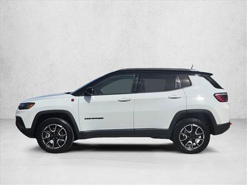 Used 2025 Jeep Compass Trailhawk w/ Trailer Tow Group AWD/4WD image 9