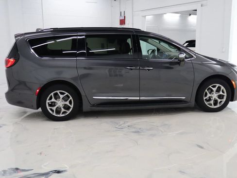 Used 2017 Chrysler Pacifica Limited FWD image 12
