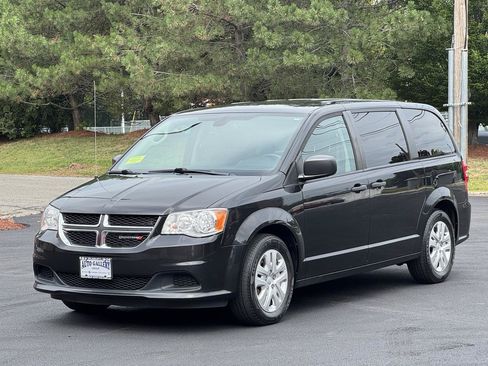 Used 2019 Dodge Grand Caravan SE FWD image 3