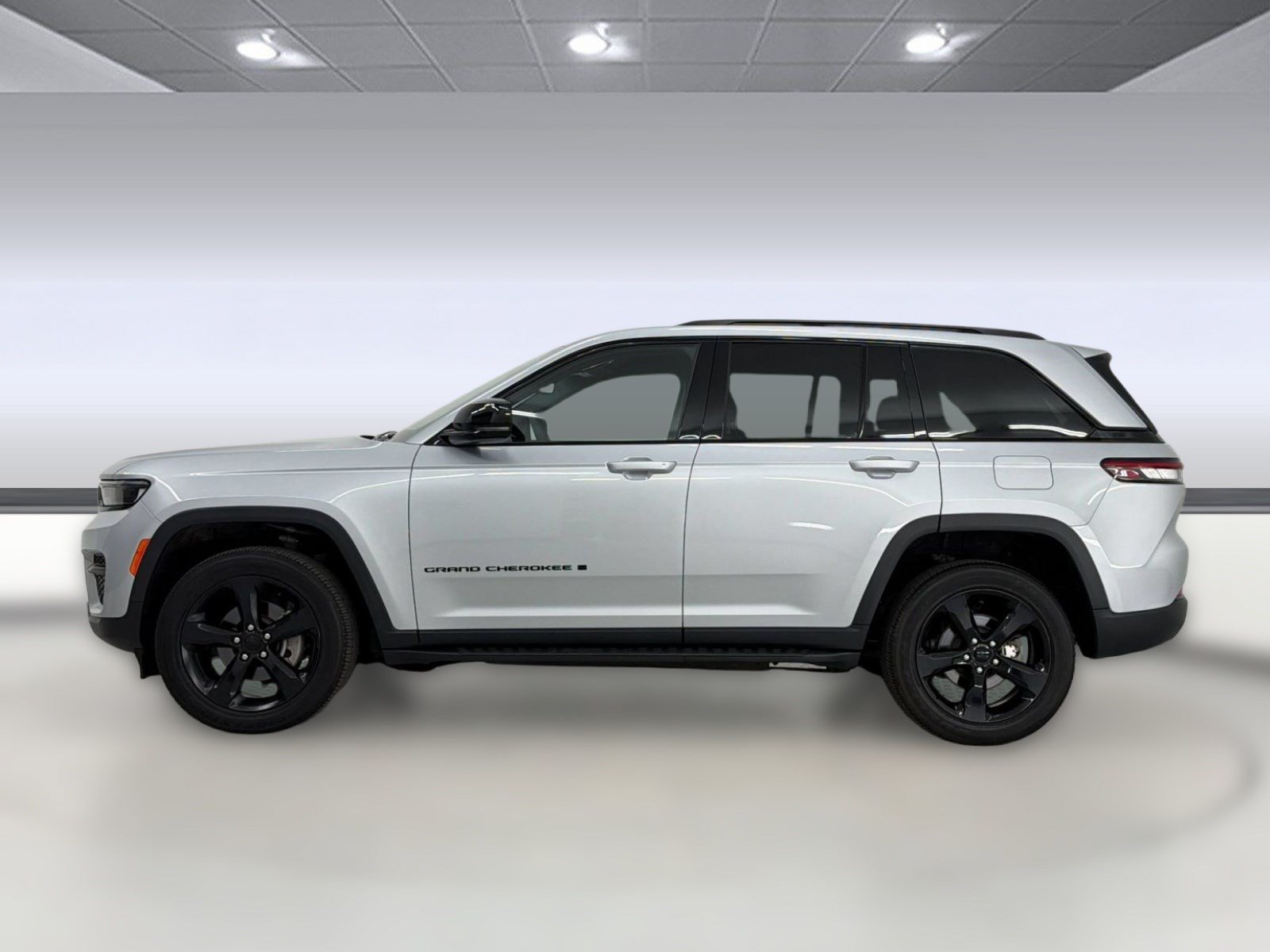 Used 2023 Jeep Grand Cherokee Altitude AWD/4WD image 2