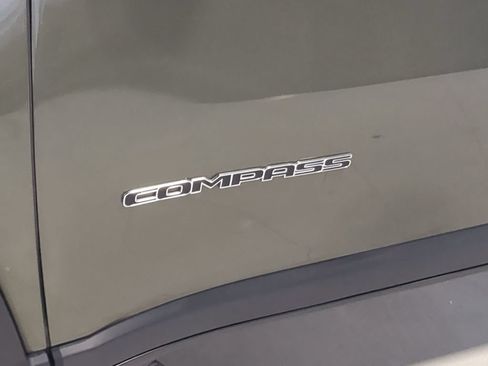Used 2018 Jeep Compass Latitude w/ Cold Weather Group AWD/4WD image 13