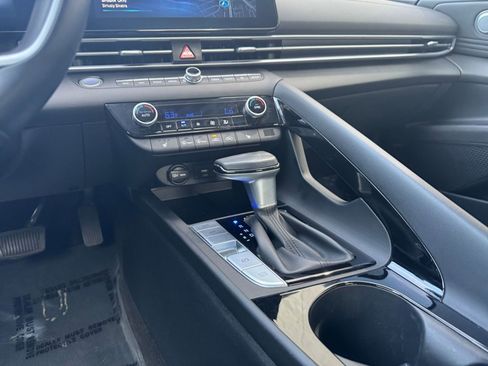 Used 2025 Hyundai Elantra Limited image 43