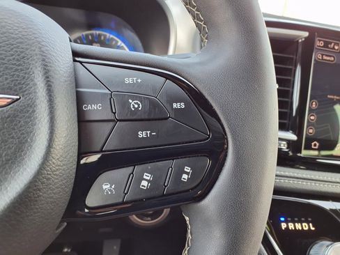 Used 2025 Chrysler Pacifica Limited image 15