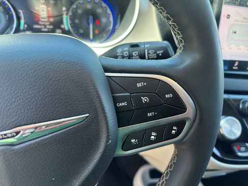 Used 2022 Chrysler Pacifica Touring-L FWD image 26