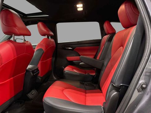 Used 2023 Toyota Highlander XSE image 11